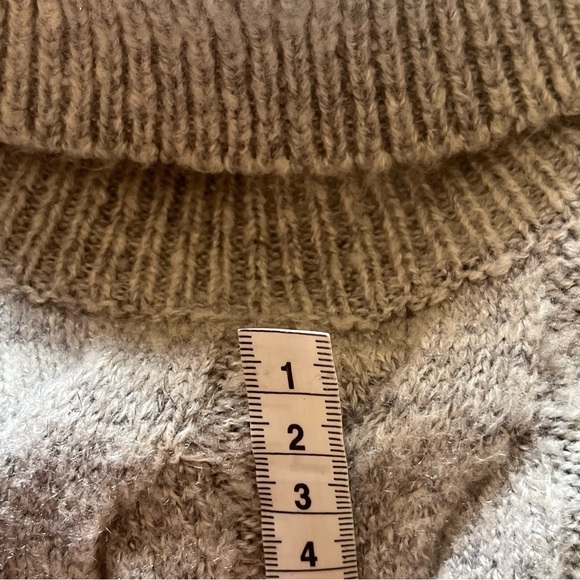 Grey cable knit sweater - Picture 4 of 6